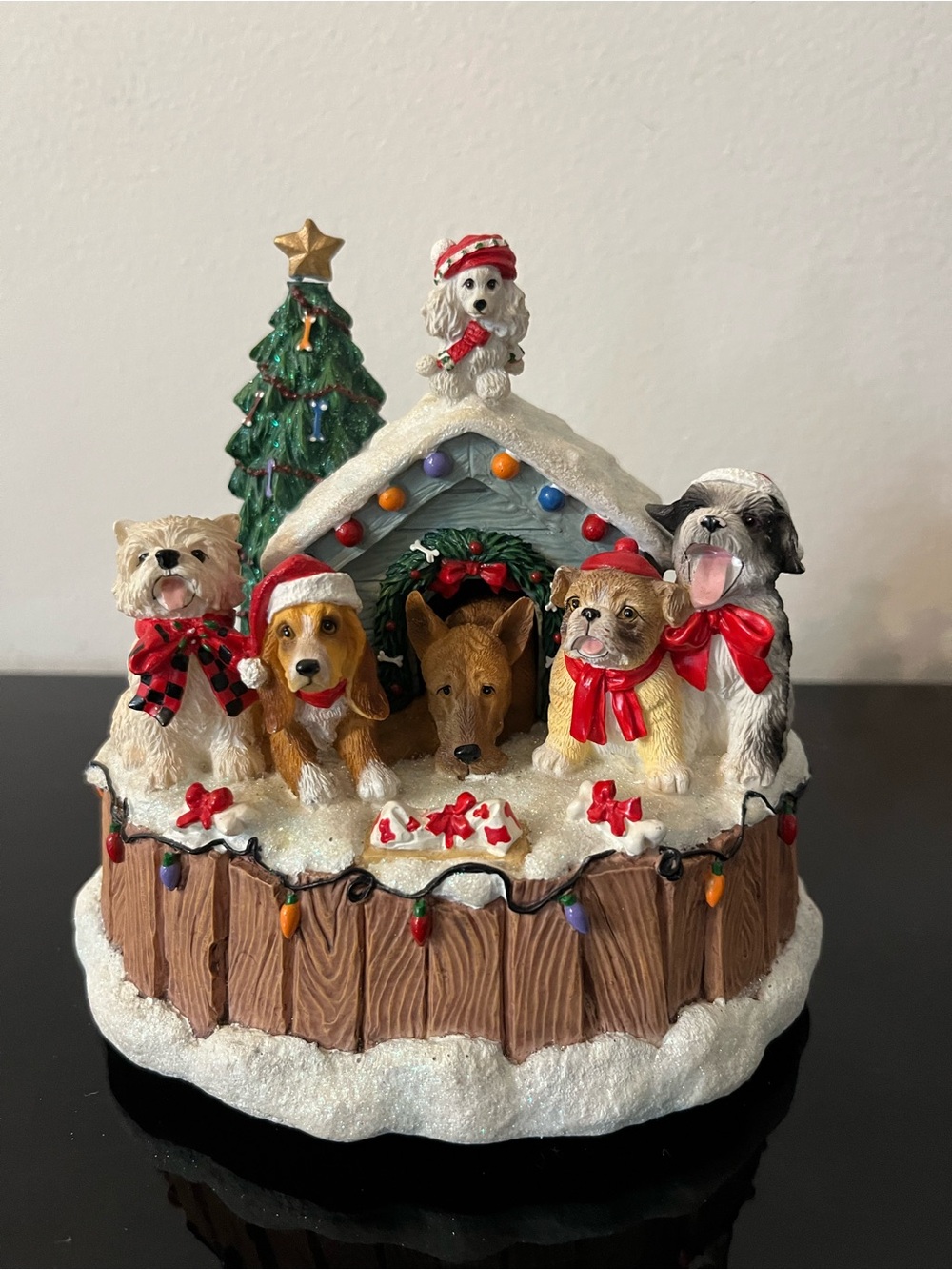 San Francisco Music Box Co. Dogs Holiday Hangout Plays The 12 Days Christmas